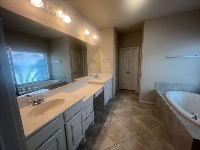 2911 Meadows Pond Lane, Pearland, TX 77584