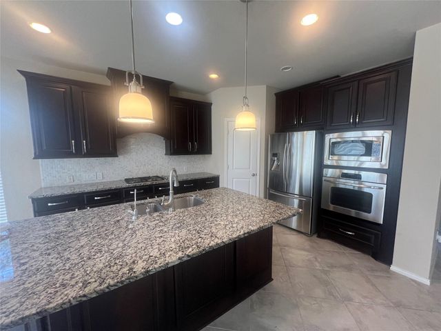 2911 Meadows Pond Lane, Pearland, TX 77584