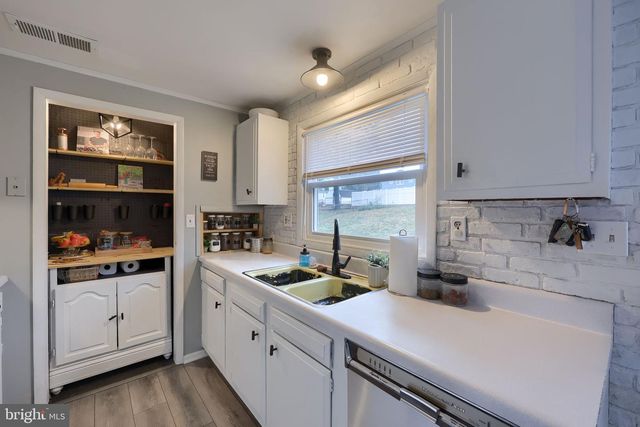 390 LINCOLNWAY DR, York, PA 17408