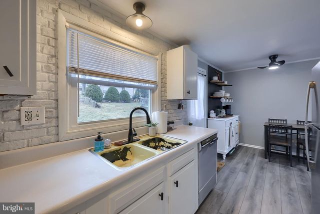 390 LINCOLNWAY DR, York, PA 17408