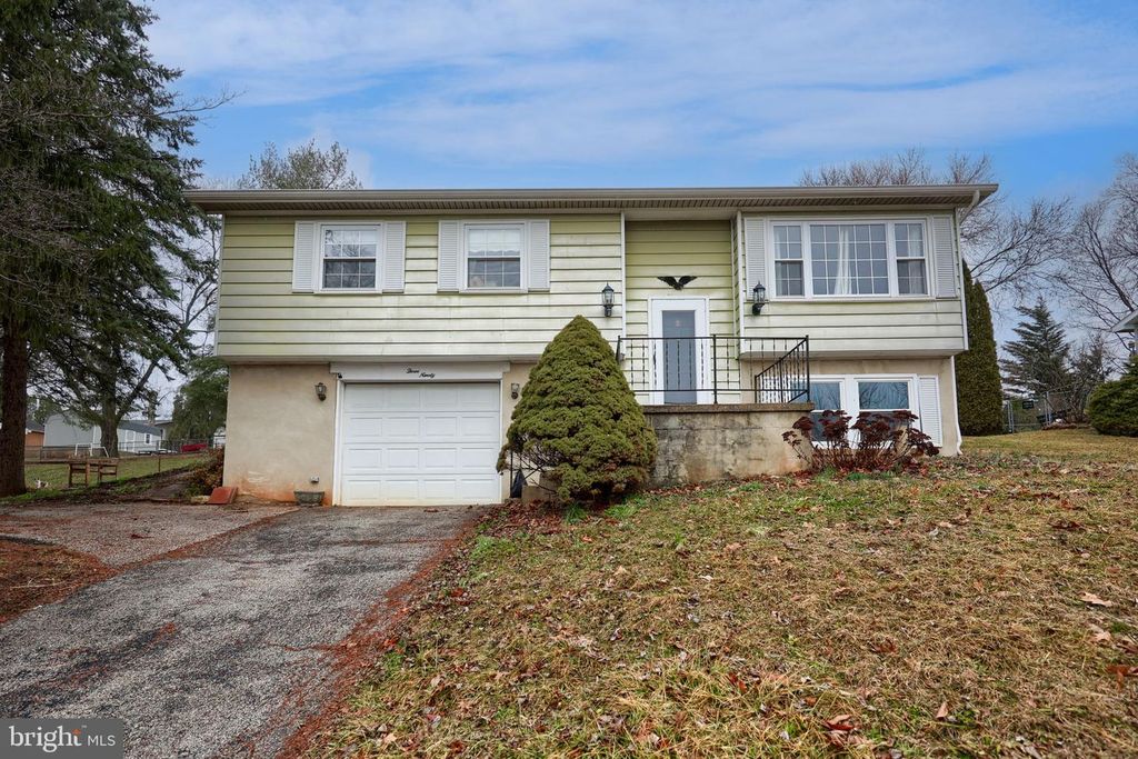 390 LINCOLNWAY DR, York, PA 17408