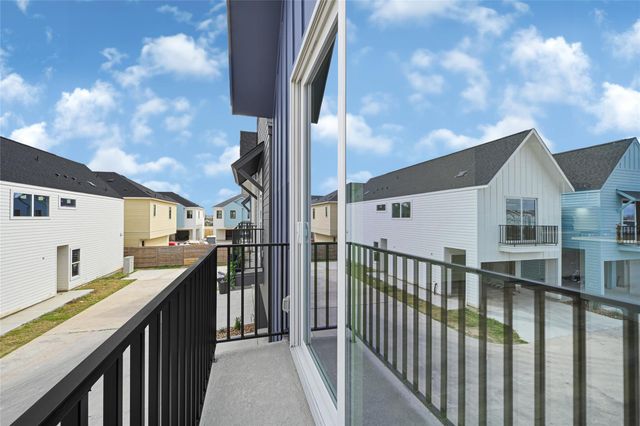 409 Alvia Run Lane, Houston, TX 77018