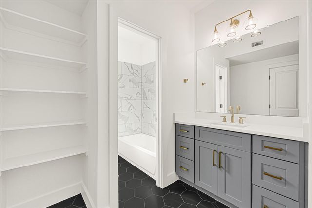 409 Alvia Run Lane, Houston, TX 77018