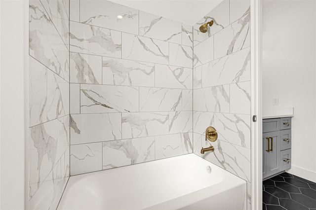 409 Alvia Run Lane, Houston, TX 77018