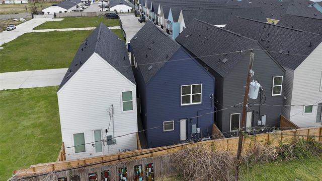 409 Alvia Run Lane, Houston, TX 77018