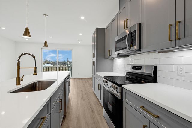 409 Alvia Run Lane, Houston, TX 77018