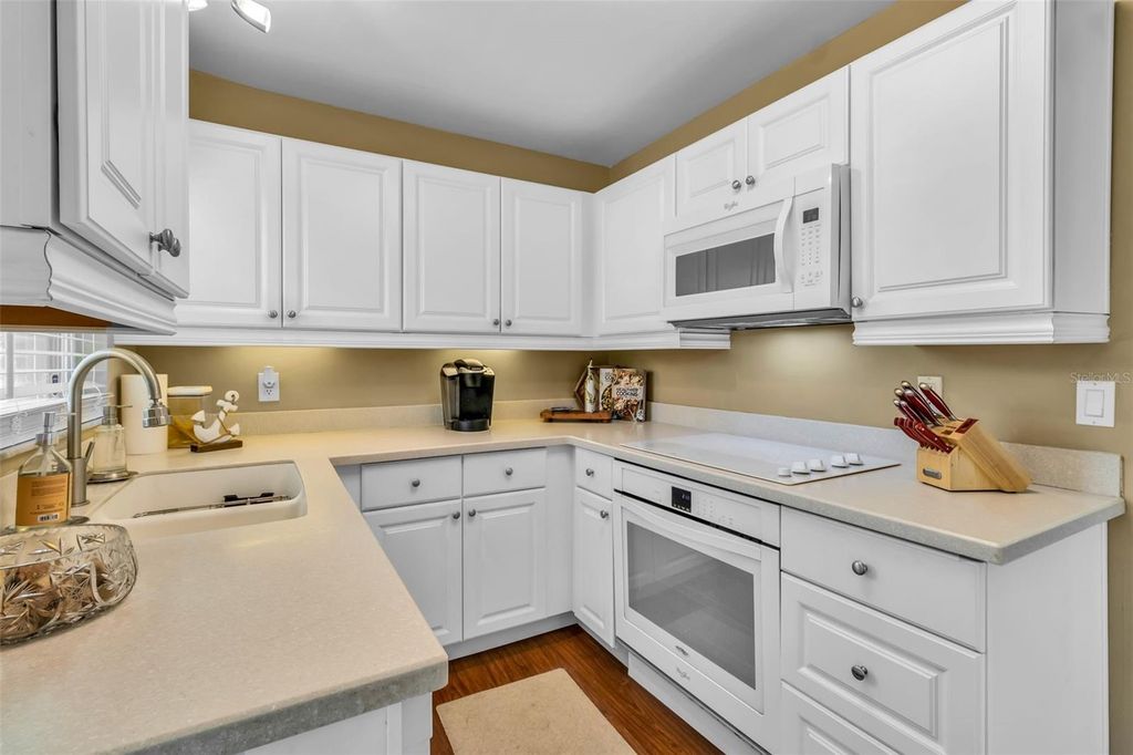 Image 10 of property listing at 3311 MERCER ROAD 3311, Bradenton, FL 34207