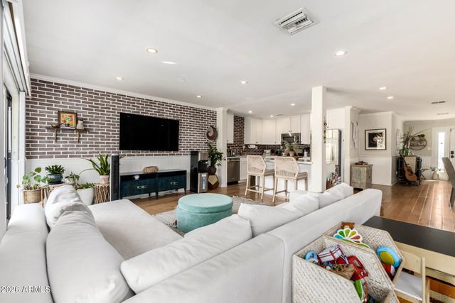 4330 E TURNEY Avenue, Phoenix, AZ 85018