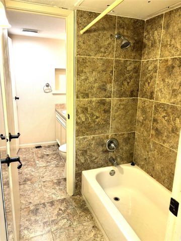 3025 Walnut Bend Lane 31, Houston, TX 77042