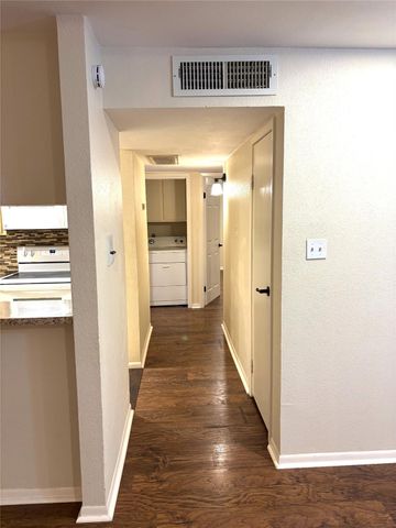 3025 Walnut Bend Lane 31, Houston, TX 77042