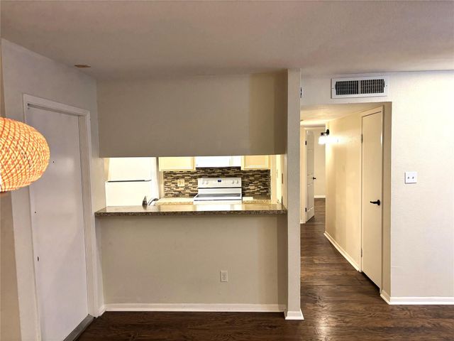 3025 Walnut Bend Lane 31, Houston, TX 77042