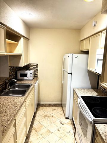 3025 Walnut Bend Lane 31, Houston, TX 77042