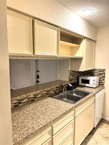 3025 Walnut Bend Lane 31, Houston, TX 77042