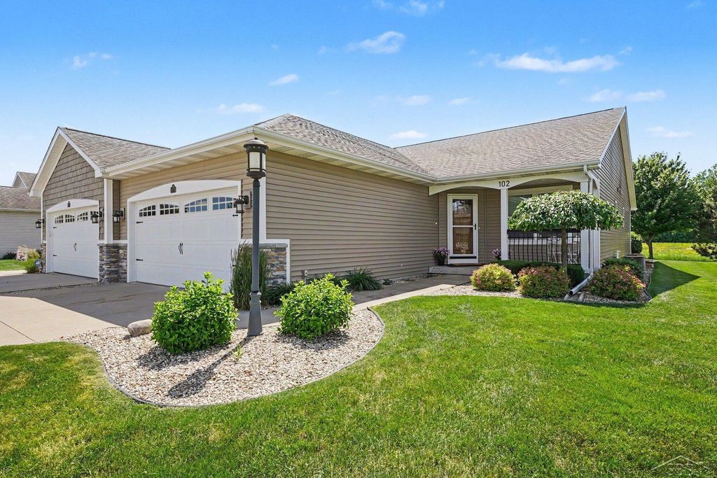 102 Tuscany Circle, Saginaw Twp, MI 48603