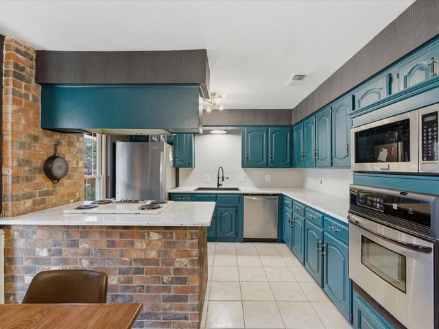 2801 Meadow Creek, Bedford, TX 76021