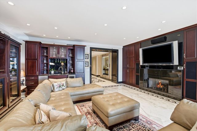 840 N Lake Shore Drive 201, Chicago, IL 60611