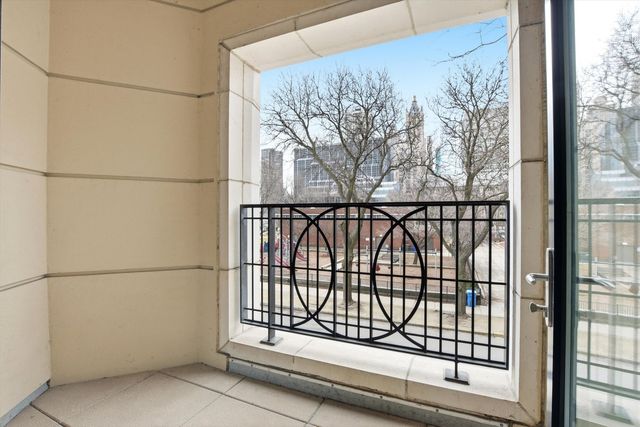 840 N Lake Shore Drive 201, Chicago, IL 60611