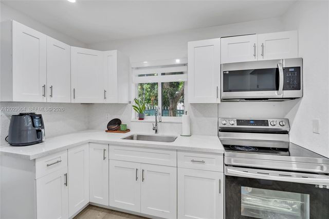 6404 Meade Street, Hollywood, FL 33024