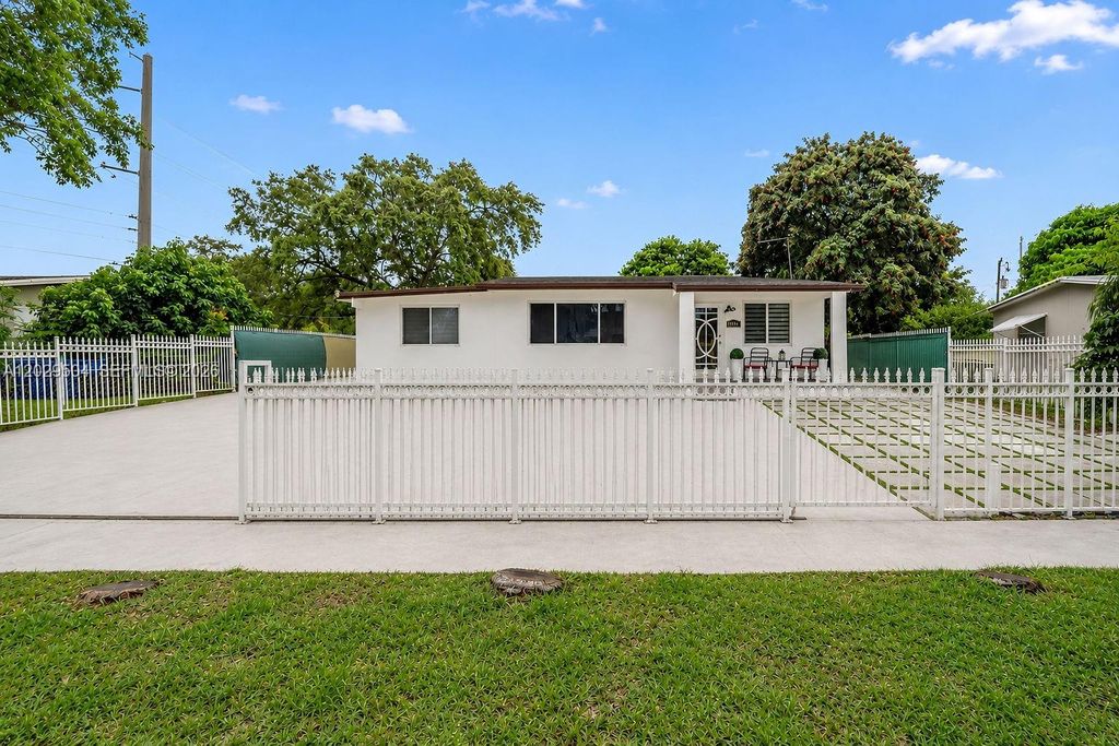6404 Meade Street, Hollywood, FL 33024