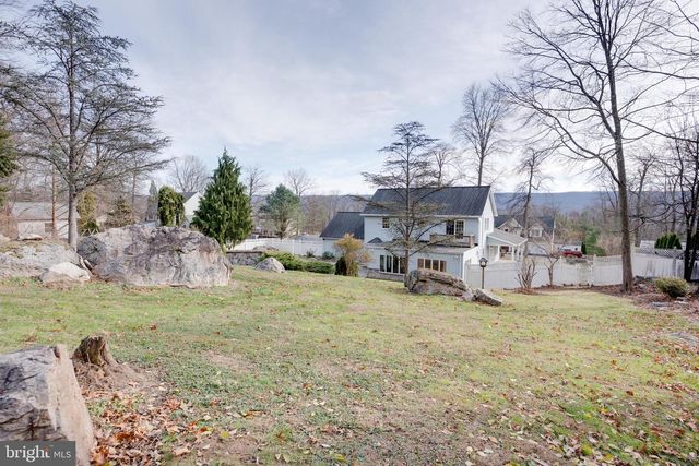 221 CLIFFSIDE DR, Lewistown, PA 17044