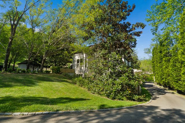 1500 Chickering Rd, Nashville, TN 37215