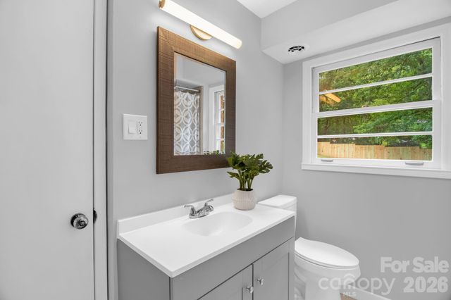 1623 Lumarka Drive, Charlotte, NC 28212