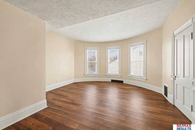 5012 Cass Street, Omaha, NE 68132