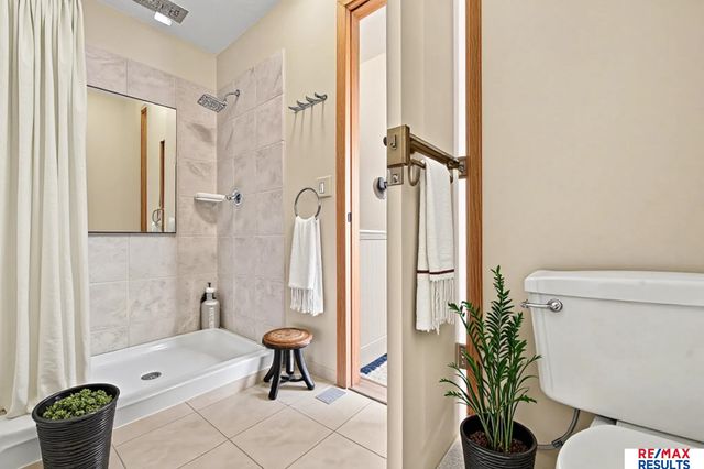 5012 Cass Street, Omaha, NE 68132