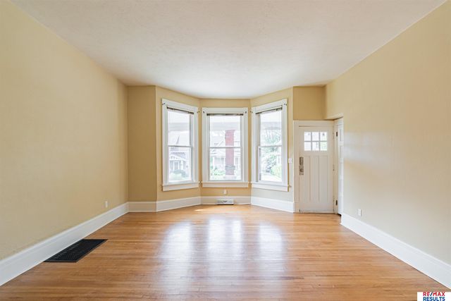 5012 Cass Street, Omaha, NE 68132