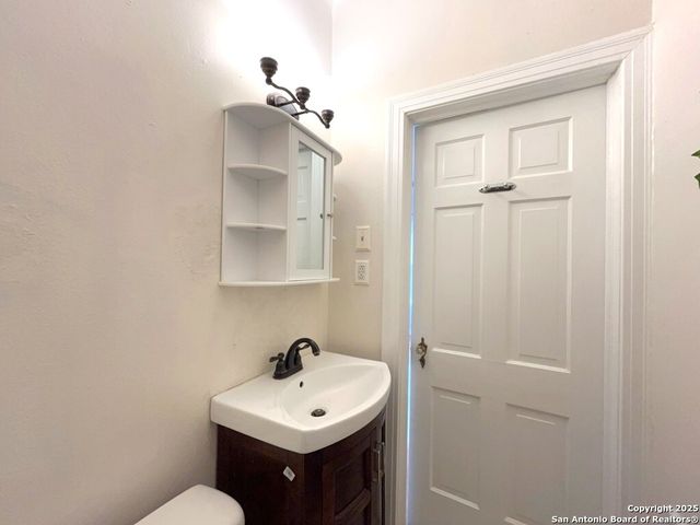 2239 W Mistletoe Ave, San Antonio, TX 78201