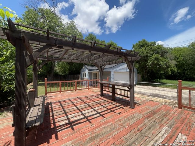 2239 W Mistletoe Ave, San Antonio, TX 78201