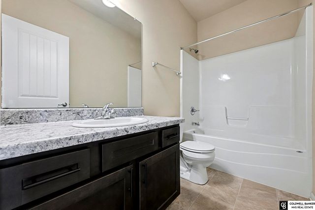 13825 Potter Parkway, Omaha, NE 68142