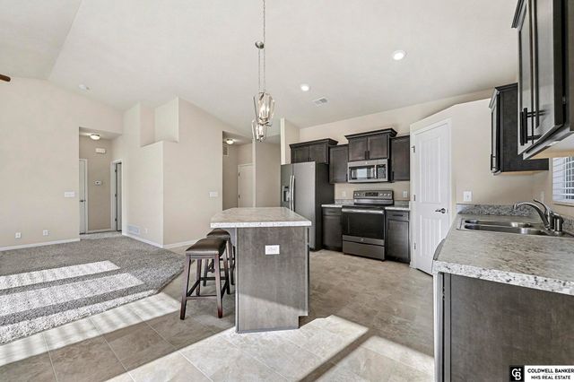 13825 Potter Parkway, Omaha, NE 68142