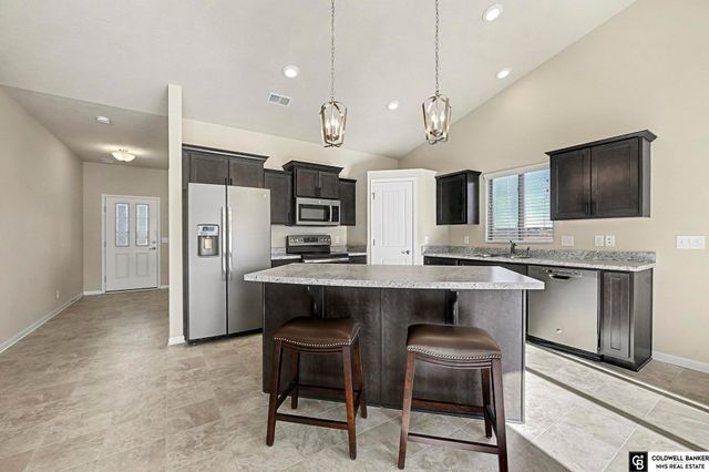 13825 Potter Parkway, Omaha, NE 68142