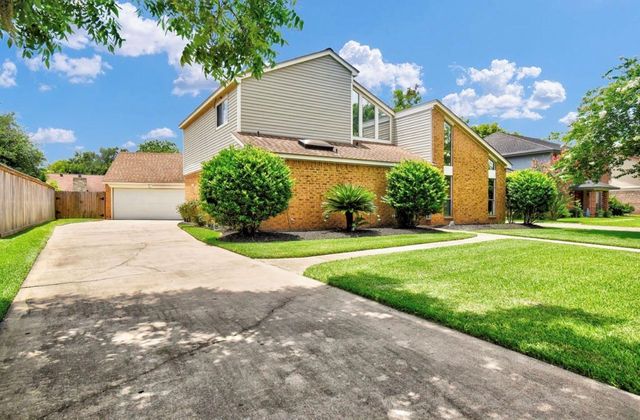 221 Wedgewood Street, Lake Jackson, TX 77566