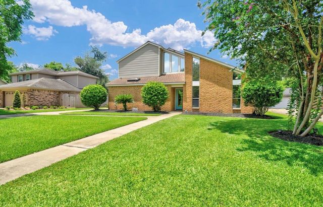221 Wedgewood Street, Lake Jackson, TX 77566