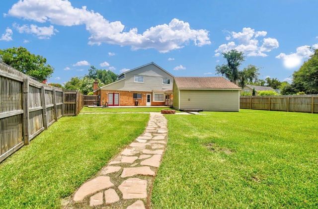 221 Wedgewood Street, Lake Jackson, TX 77566