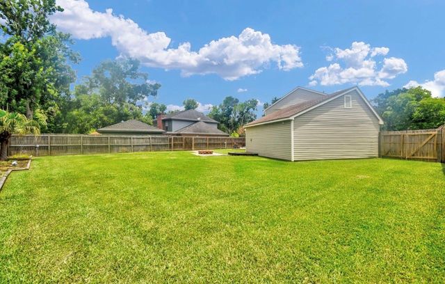 221 Wedgewood Street, Lake Jackson, TX 77566