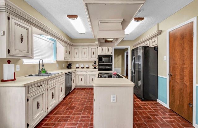221 Wedgewood Street, Lake Jackson, TX 77566