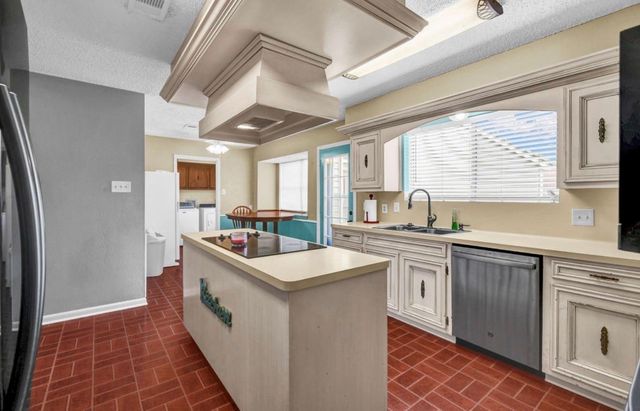 221 Wedgewood Street, Lake Jackson, TX 77566