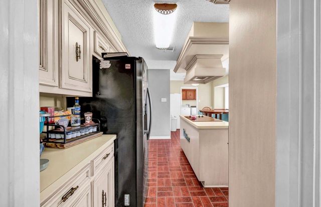 221 Wedgewood Street, Lake Jackson, TX 77566
