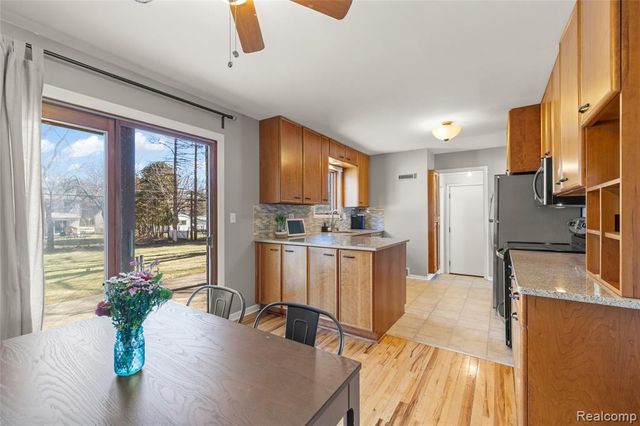 23424 Larkshire Street, Farmington Hills, MI 48336