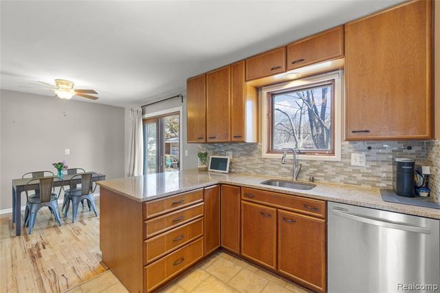 23424 Larkshire Street, Farmington Hills, MI 48336