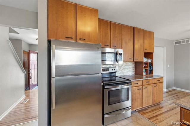 23424 Larkshire Street, Farmington Hills, MI 48336