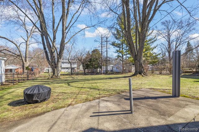 23424 Larkshire Street, Farmington Hills, MI 48336