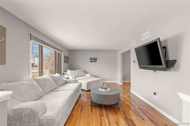 23424 Larkshire Street, Farmington Hills, MI 48336