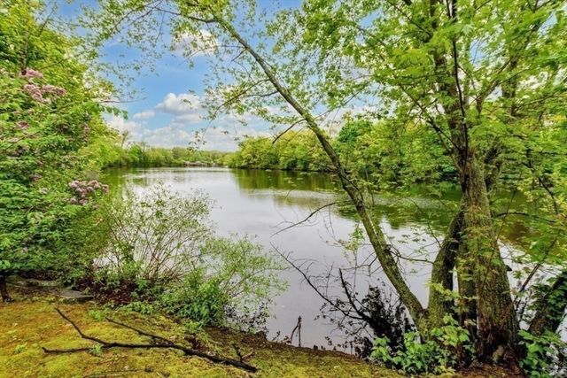 22 N Stone Mill Dr 1111, Dedham, MA 02026