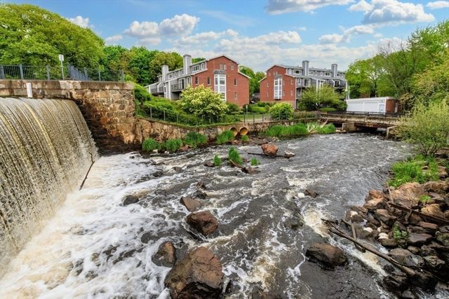 22 N Stone Mill Dr 1111, Dedham, MA 02026