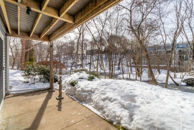 22 N Stone Mill Dr 1111, Dedham, MA 02026