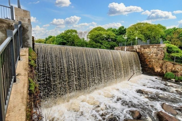 22 N Stone Mill Dr 1111, Dedham, MA 02026